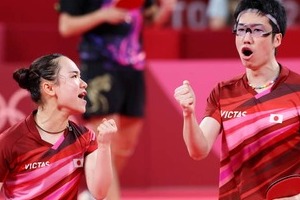 水谷隼＆伊藤美誠の「素敵すぎるシーン」　金メダルをお互いに...表彰式での感動ショット