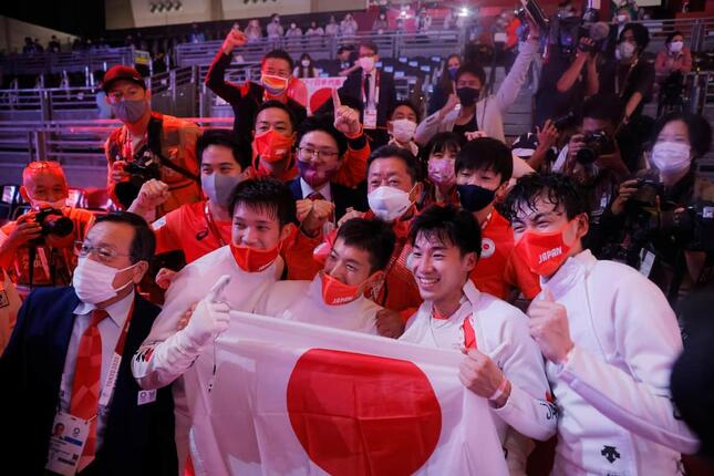 フェンシング男子エペ団体日本メンバー（写真：ロイター/アフロ）
