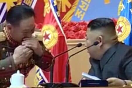 「朝鮮人民軍第1回指揮官・政治活動家講習会」の一コマ。絆創膏がない状態で、金正恩氏が隣の登壇者と話している（写真は朝鮮中央テレビから）