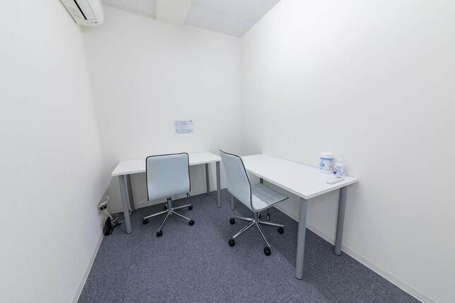 締切に追い込まれた「方々」、2人用のスペース