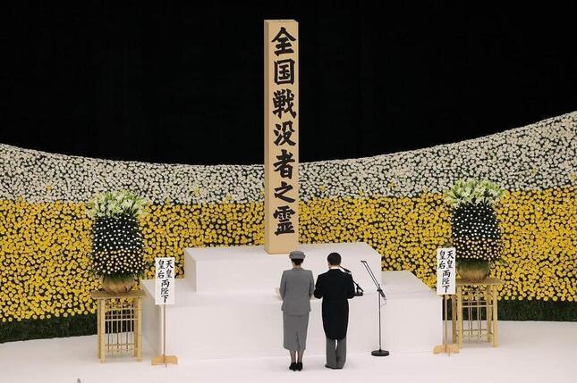 全国戦没者追悼式で「おことば」を述べる天皇陛下（写真右）