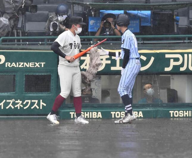 これぞスポーツマンシップ 感動しました 大阪桐蔭 雨の中で光った気遣い 甲子園 J Cast ニュース 全文表示