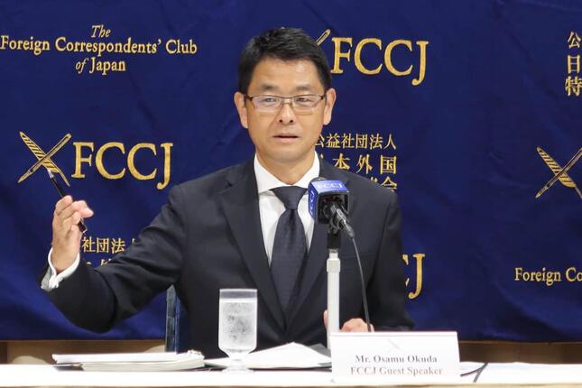 日本外国特派員協会で記者会見する中外製薬の奥田修社長