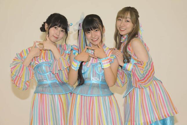 新曲「あの頃の君を見つけた」の振り付け「思い出フィルターダンス」のポーズを取るSKE48のメンバー。左から井上瑠夏（いのうえ・るか）さん、林美澪（はやし・みれい）さん、須田亜香里さん