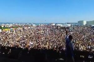 「声出せますか！」「皆で歌って！」密フェス一部出演者にも批判　「発声ご遠慮」注意の中で客煽る