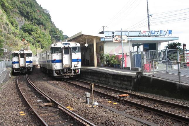 JR九州が収支を公表した区間のうち、最も赤字の悪化幅が大きかったのが指宿枕崎線の指宿～枕崎間。19年度の3億5400万円より47.5%多い5億2200万円の赤字を出している（写真は指宿枕崎線の山川駅）