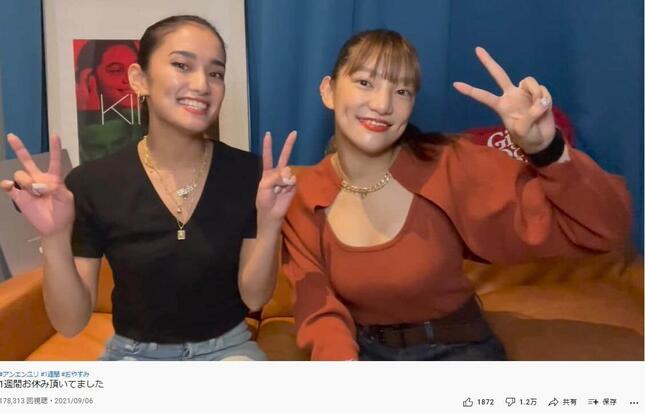 ピースをするYURINOさん（左）と須田さん