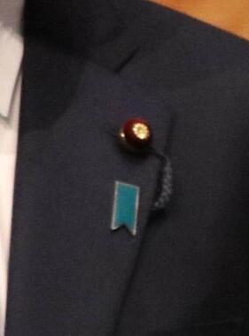 河野氏の左胸には、ブルーリボンが