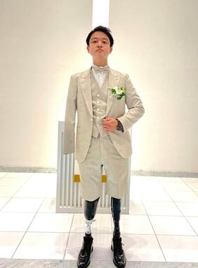 結婚式場を訪れ、タキシードを試着した山田千紘さん