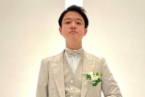 【写真】ネイビーのタキシードを着る山田千紘さん