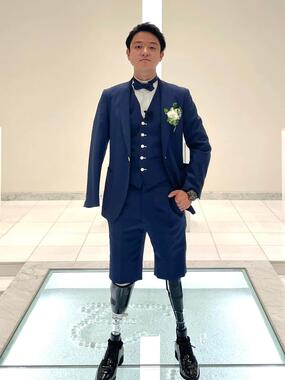 結婚式場を訪れ、タキシードを試着した山田千紘さん