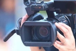 ノーマスク男性がNHKカメラマンに詰め寄る　地震中継トラブルに騒然...広報「暴行受けていない」