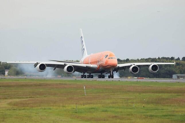 成田空港に着陸した全日空（ANA）のエアバスA380型機3号機。ハワイの「夕陽」をイメージしたサンセットオレンジで彩られている