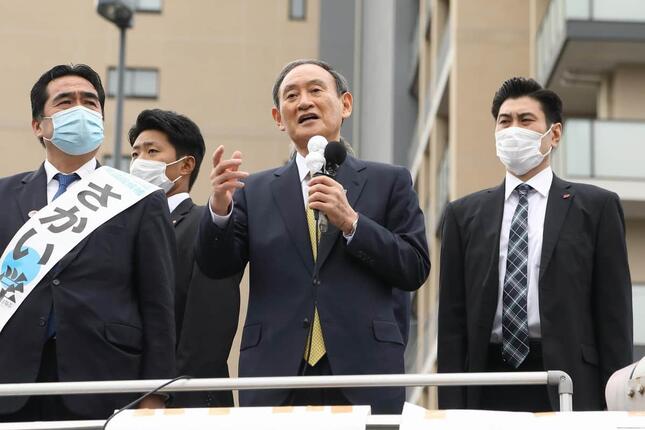 JR戸塚駅前で「第一声」をあげる菅義偉前首相。演説の半分を新型コロナ対策にあてた