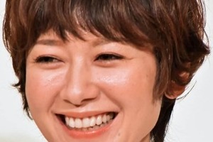 【写真】もはや別人？金髪ゆるふわヘアの真木よう子さん