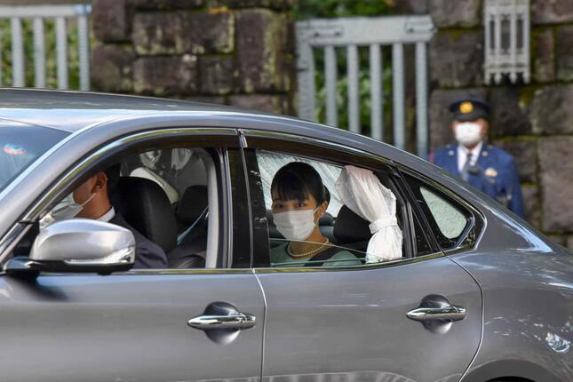 結婚当日、秋篠宮家を出る眞子さま（写真：AFP/アフロ）