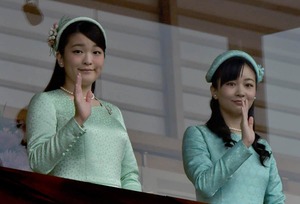 眞子さん＆佳子さまの抱擁がリアル「アナ雪」　構図そっくりで話題「泣いちゃう」「姉妹って素敵」