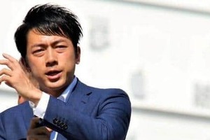 小泉進次郎氏にアクシデント　「ビニール袋減らせよ」動画配信者が突撃、電車内まで追い回す 