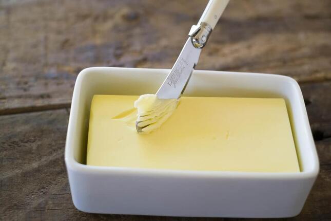 バターナイフにパンくずが付いたら？（写真はイメージです）