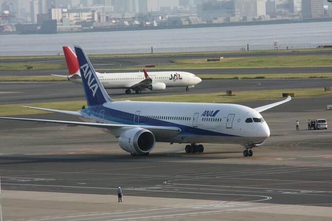 ボーイング787型機が日本に初飛来したのは2011年7月3日。ボーイング社のテスト機2号機「ZA002」にANAのトリトンブルーの塗装が施され、羽田空港に着陸した