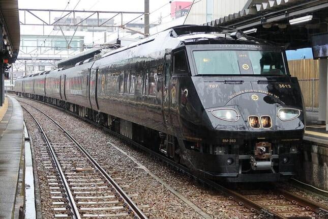 JR九州が運行する観光列車「36ぷらす3」。西九州新幹線の部分開業後は長崎本線の一部が非電化され、長崎駅への乗り入れができなくなる可能性が高い