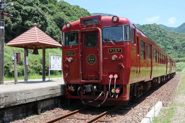 肥薩線で走っていたJR九州の観光列車「いさぶろう・しんぺい」。キハ47形、キハ140形気動車を改造した