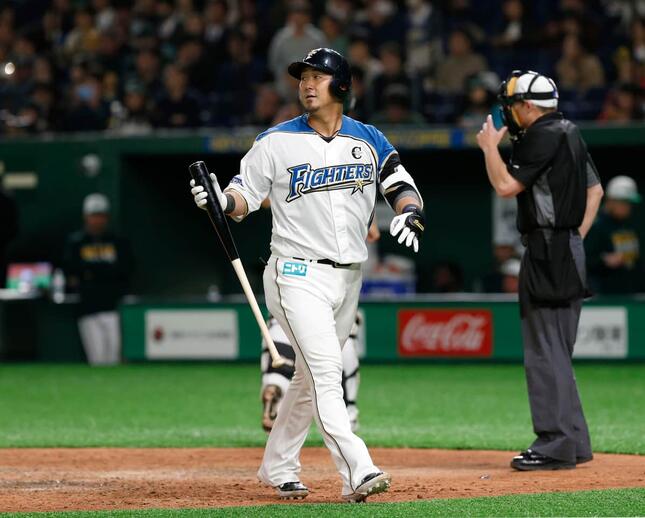 日本ハム時代の中田翔選手（写真：AP/アフロ）