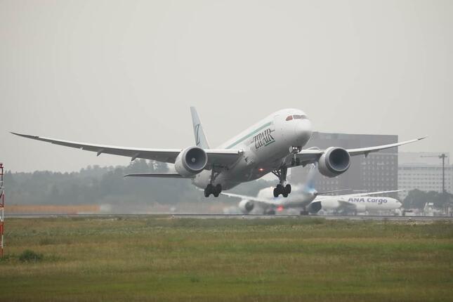 ZIPAIR機はボーイング787型機で就航している。21年12月に開設される成田-ロサンゼルス線はLCCとしては初めて日本と米本土を結ぶ路線だ（2020年6月撮影）
