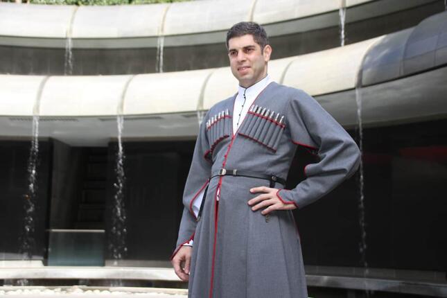 チョハを自ら着用するティムラズ・レジャバ駐日ジョージア臨時大使