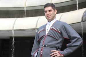 コスプレ文化にもマッチ...バズるジョージアの民族衣装「チョハ」とは？　デザインのルーツを紐解く