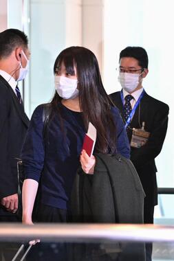 出国時のカジュアルな眞子さん（写真：AFP/アフロ）