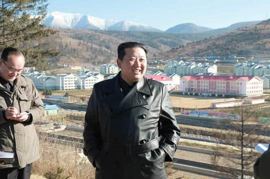 三池淵（サムジヨン）市を現地指導する金正恩総書記。北朝鮮では白頭山がある三池淵を「革命の聖地」と位置づけている（写真は労働新聞から）