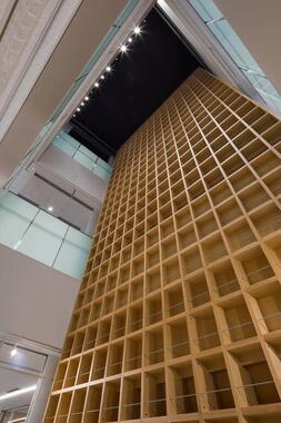 中野東図書館の吹き抜けに作られた本棚