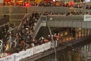 「道頓堀ダイブ」でまた死亡事故　足は着かず岸にも上がれない...大阪市に聞いたその危険性