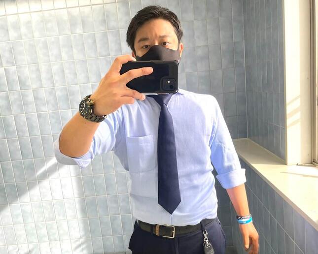 仕事ではスーツを着る山田千紘さん。両足に義足、右手に装飾義手をつけている。（鏡越しの自撮りのため左右反転）