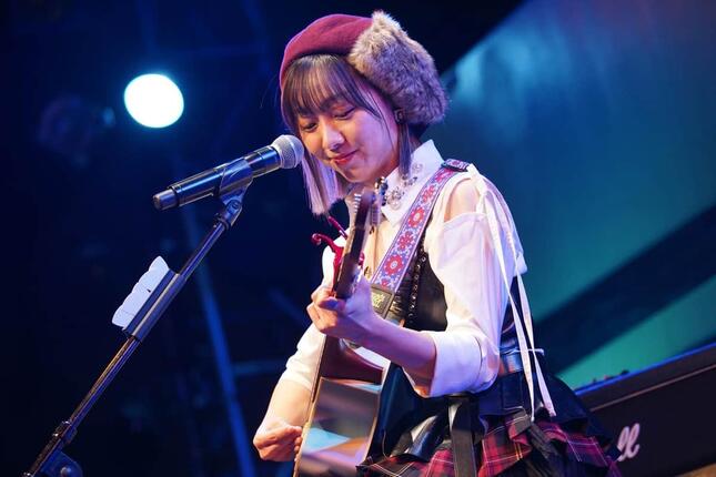 初のソロライブで演奏するSKE48の須田亜香里さん。半年にわたるギターの練習の成果を披露した（c）2021 Zest, Inc.