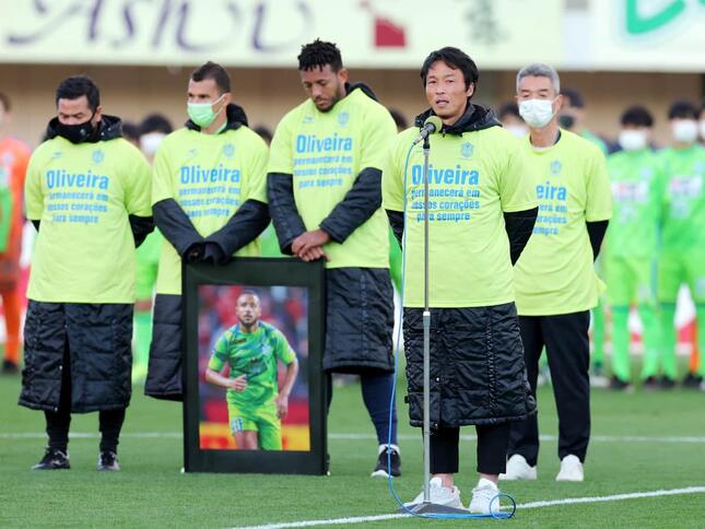 スピーチを行う湘南・山口智監督（写真：西村尚己/アフロスポーツ）