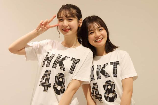 終演後に報道陣の取材に応じた松岡菜摘さん（左）と本村碧唯さん（右）
