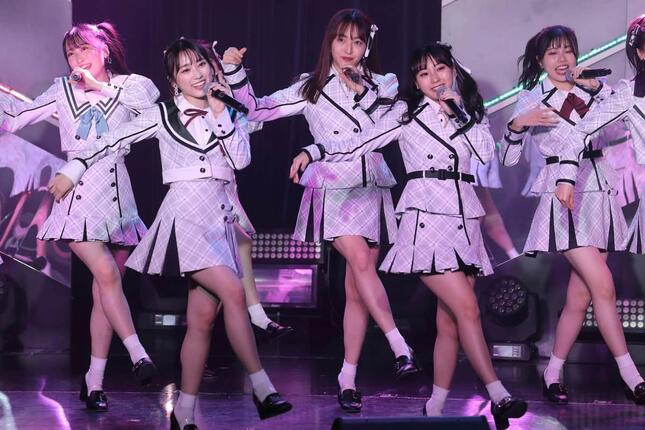 「なこみく」復活も注目だ。前列左が矢吹奈子さん、右が田中美久さん
