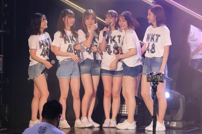 1期生は6人。村重杏奈さん（右から2番目）が年内に卒業予定だ
