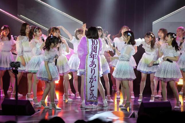 村重杏奈さんの衣装からは「10周年ありがとう」の垂れ幕が…
