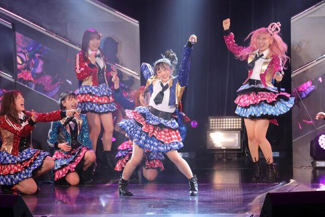 5期生の上島楓さん（写真中央）。2期生上野遥さん（写真右端）のセンター曲「Chain of love」でソロパートを任された。上島さんは22年1月の卒業を予定している
