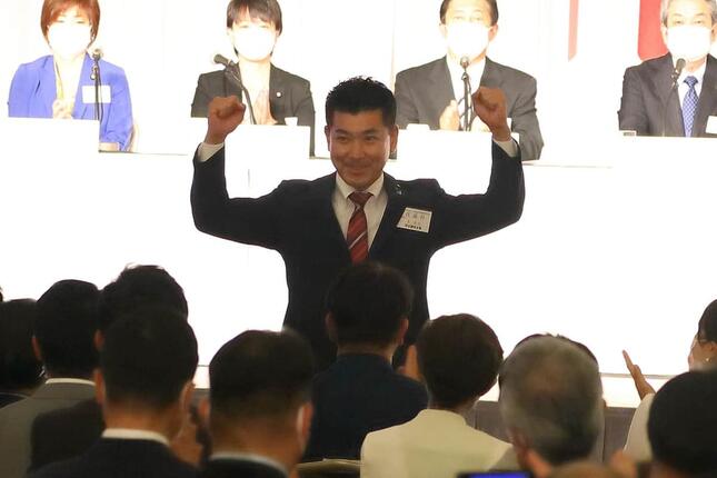 立憲民主党の泉健太新代表は、結果発表直後にガッツポーズを繰り返した