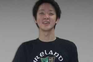 【写真】義足を履いて坂道を上る山田千紘さん