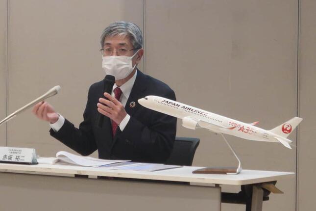 記者会見に臨む日本航空（JAL）の赤坂祐二社長