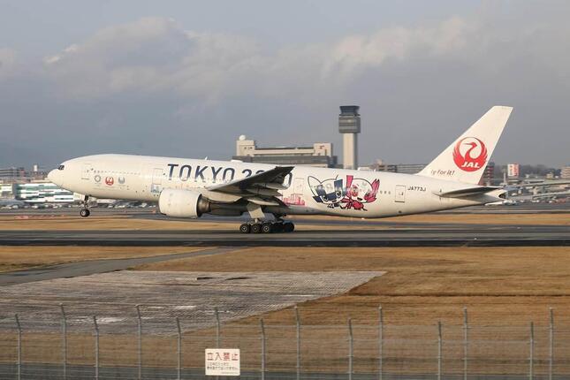 JALが運航していた「みんなのJAL2020ジェット」2号機。米プラット・アンド・ホイットニー（PW）社製エンジンをめぐる問題で、大会が始まる前の21年2月に運航を終えた（20年2月撮影）