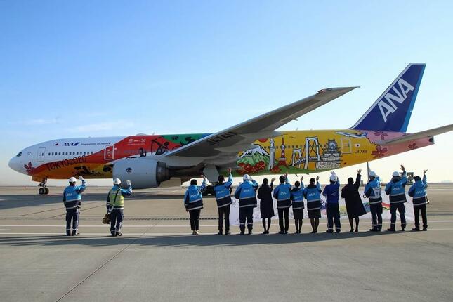 ANAが運航していた「HELLO 2020 JET」。日本の代表的風景に、テニスやゴルフといった各競技のシルエットをあしらったデザインだった（18年1月撮影）