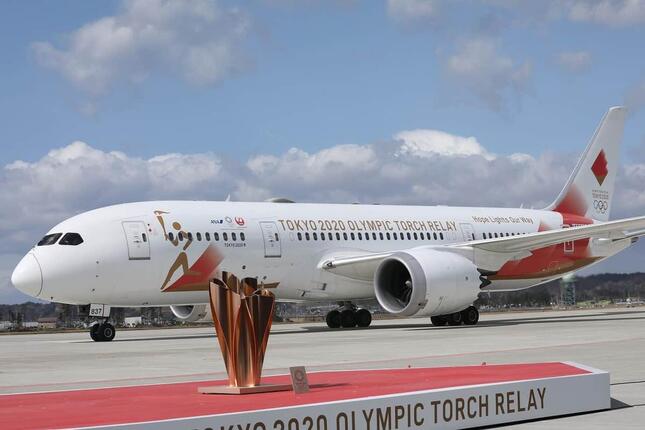 聖火輸送も特別輸送機が担った。JAL所有のボーイング787-8型機に「TOKYO 2020 OLYMPIC TORCH RELAY」の文字が入り、JALとANAのロゴが入った（20年3月撮影）