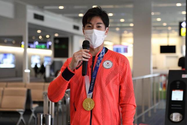 加納虹輝選手は金メダルを胸にあいさつした