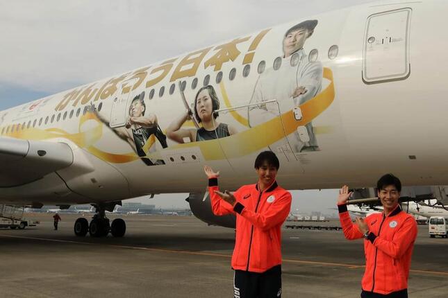 特別塗装機にはアスリート16人が描かれた。自分の姿を指し示す戸辺直人選手（左）と、加納虹輝選手（右）